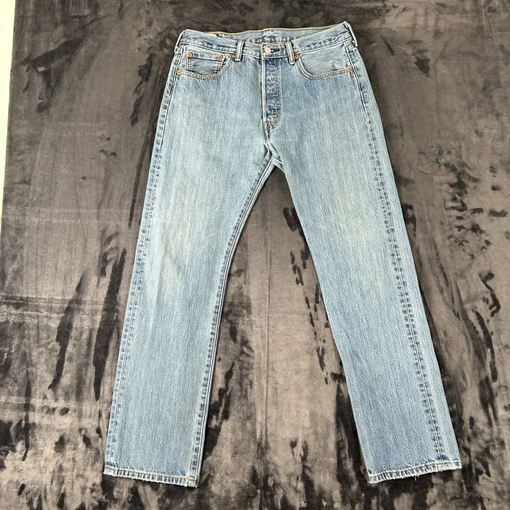 Levi's 501 Original Fit Jeans Mens 33x32 Light Wash Blue Button Fly Straight Leg